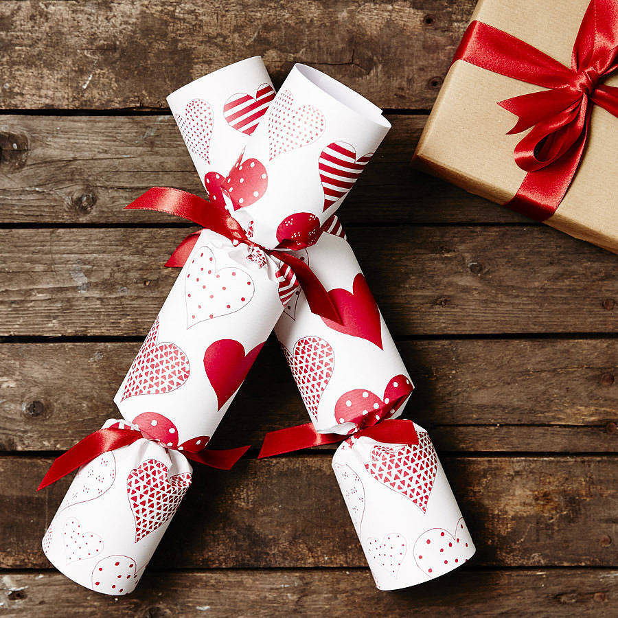Red Heart White Christmas Crackers